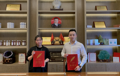 恭喜廣東潮州市潮安區(qū)龔女士成功簽約翌芙萊祛斑加盟店。